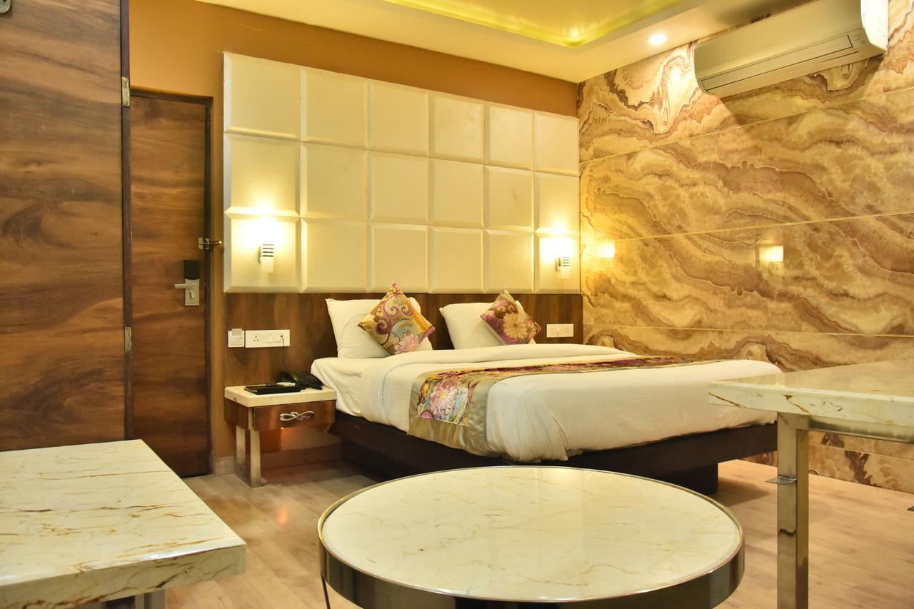 แคปิตัล โอ 12172 โฮเต็ล ทีป พรีเมียม Hotel กานปูร์ ภายนอก รูปภาพ