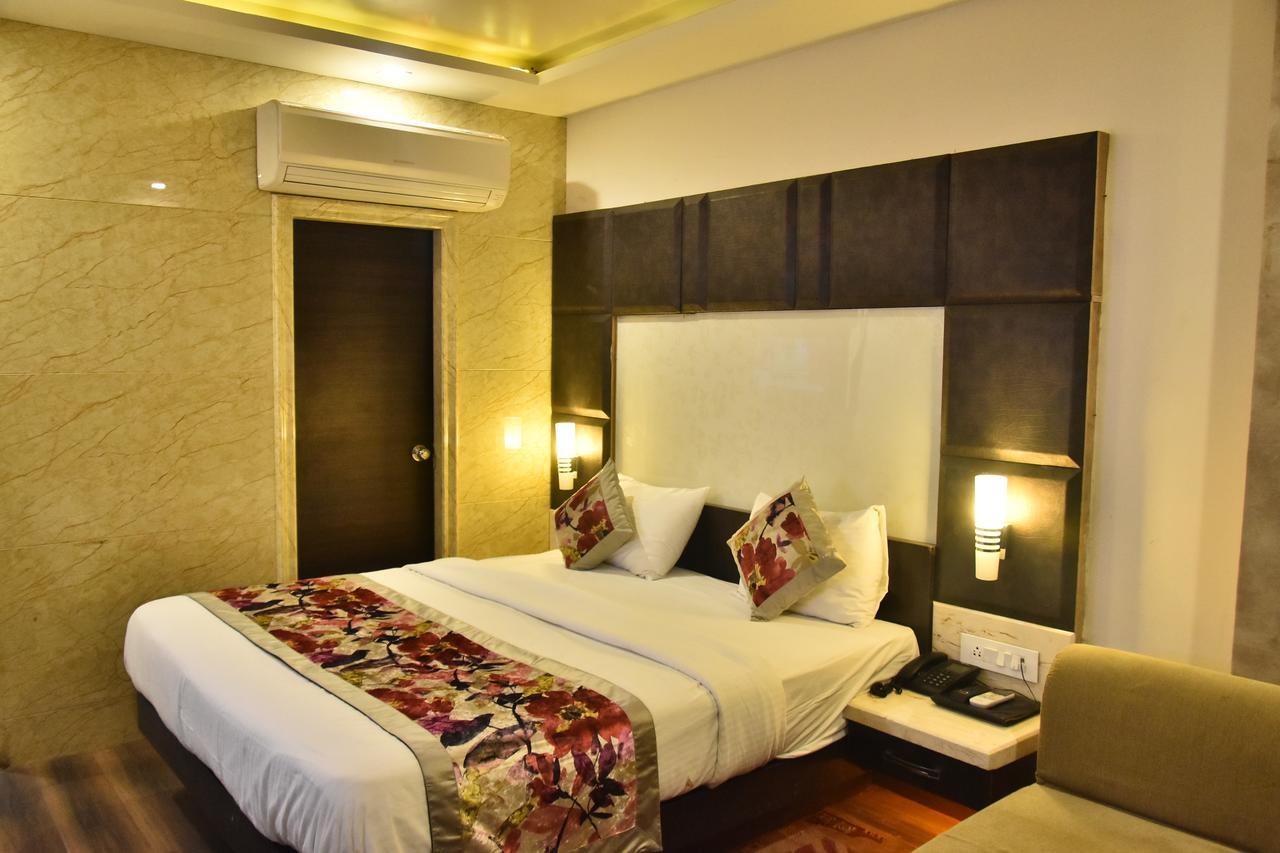 แคปิตัล โอ 12172 โฮเต็ล ทีป พรีเมียม Hotel กานปูร์ ภายนอก รูปภาพ