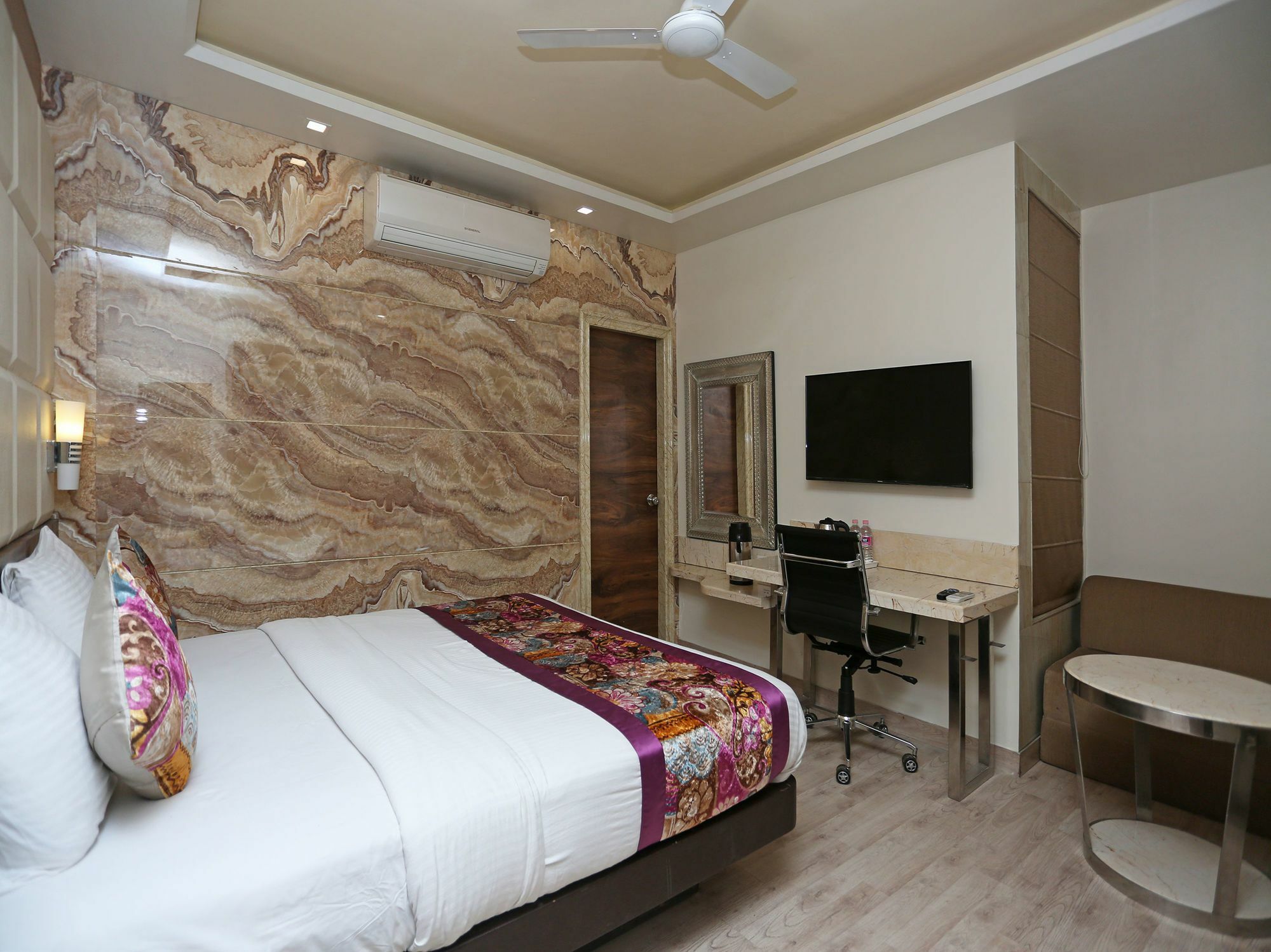 แคปิตัล โอ 12172 โฮเต็ล ทีป พรีเมียม Hotel กานปูร์ ภายนอก รูปภาพ